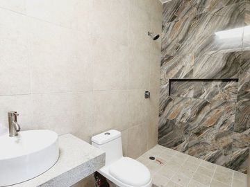 Casa en VENTA MUY AMPLIA Y COCHERA TECHADA fraccionamiento LOMAS DEL DORADO