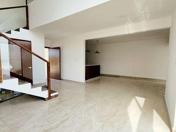 Casa en VENTA MUY AMPLIA Y COCHERA TECHADA fraccionamiento LOMAS DEL DORADO