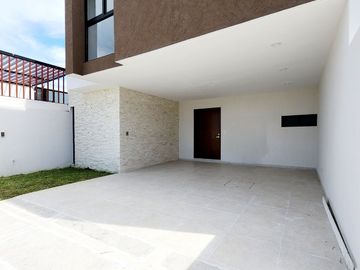 Casa en VENTA MUY AMPLIA Y COCHERA TECHADA fraccionamiento LOMAS DEL DORADO