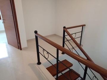 Rumah baru di Setraduta Semi Furnish Jarang ada harga di bawah 2M DEKAT sarijadi