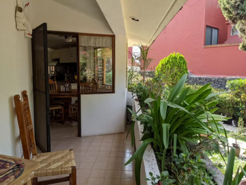 HERMOSA CASA EN UN NIEVEL CON JARDIN GIGANTE Y BELLO