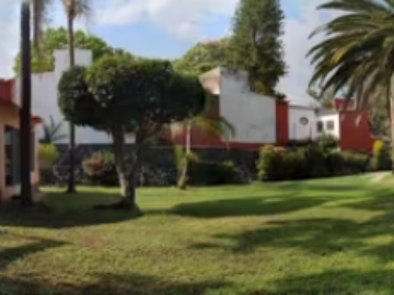 HERMOSA CASA EN UN NIEVEL CON JARDIN GIGANTE Y BELLO