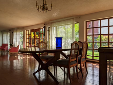 HERMOSA CASA EN UN NIEVEL CON JARDIN GIGANTE Y BELLO