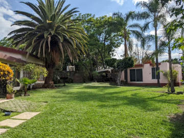 HERMOSA CASA EN UN NIEVEL CON JARDIN GIGANTE Y BELLO