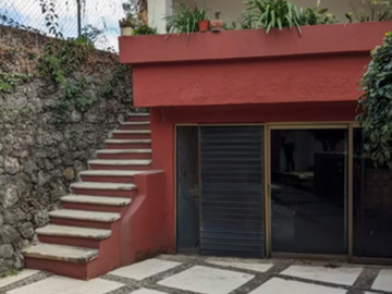 HERMOSA CASA EN UN NIEVEL CON JARDIN GIGANTE Y BELLO