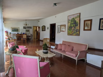 HERMOSA CASA EN UN NIEVEL CON JARDIN GIGANTE Y BELLO