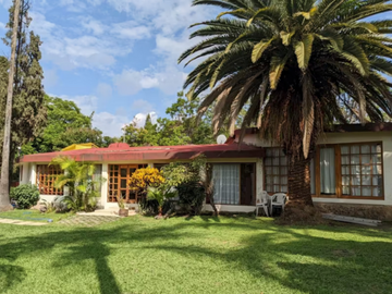HERMOSA CASA EN UN NIEVEL CON JARDIN GIGANTE Y BELLO
