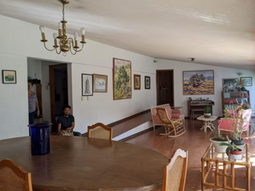 HERMOSA CASA EN UN NIEVEL CON JARDIN GIGANTE Y BELLO
