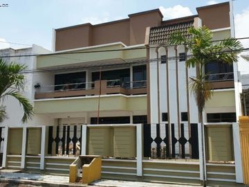 Rumah Dharmahusada Indah Barat hadap timur, Strategis