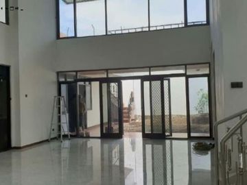Rumah Dharmahusada Indah Barat hadap timur, Strategis