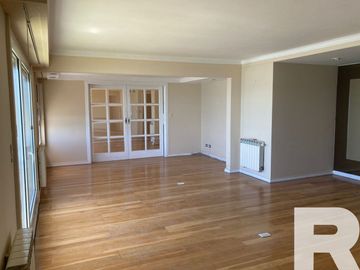 Departamento en venta de 7 dormitorios c/ cochera en Playa Grande