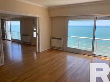 Departamento en venta de 7 dormitorios c/ cochera en Playa Grande
