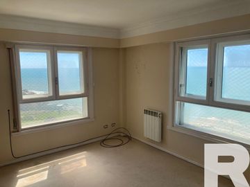 Departamento en venta de 7 dormitorios c/ cochera en Playa Grande
