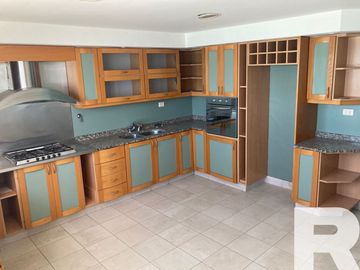 Departamento en venta de 7 dormitorios c/ cochera en Playa Grande
