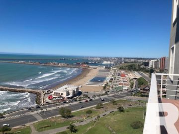 Departamento en venta de 7 dormitorios c/ cochera en Playa Grande