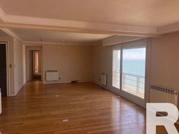 Departamento en venta de 7 dormitorios c/ cochera en Playa Grande