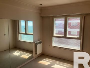 Departamento en venta de 7 dormitorios c/ cochera en Playa Grande