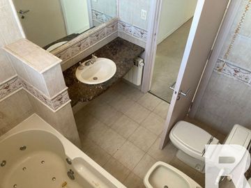 Departamento en venta de 7 dormitorios c/ cochera en Playa Grande