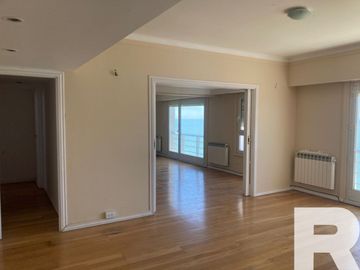 Departamento en venta de 7 dormitorios c/ cochera en Playa Grande