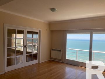 Departamento en venta de 7 dormitorios c/ cochera en Playa Grande