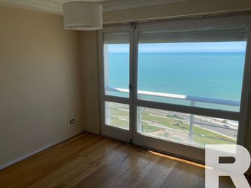 Departamento en venta de 7 dormitorios c/ cochera en Playa Grande