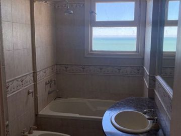 Departamento en venta de 7 dormitorios c/ cochera en Playa Grande