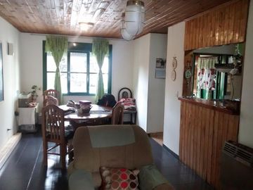 Vivienda de tres dormitorios en proximidad del Lago Moreno. Barrio Covibar