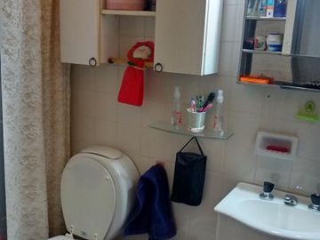 Vivienda de tres dormitorios en proximidad del Lago Moreno. Barrio Covibar