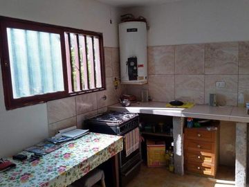 Casa 2 amb con patio y dependencia. Lote 170m2. Calle 9 de Julio y 182.