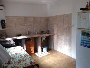 Casa 2 amb con patio y dependencia. Lote 170m2. Calle 9 de Julio y 182.