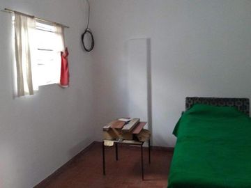 Casa 2 amb con patio y dependencia. Lote 170m2. Calle 9 de Julio y 182.