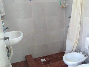 Casa 2 amb con patio y dependencia. Lote 170m2. Calle 9 de Julio y 182.