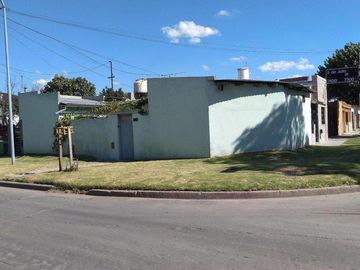 Casa 2 amb con patio y dependencia. Lote 170m2. Calle 9 de Julio y 182.