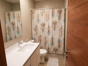 Depto en venta de 2 dorm + 3B La dehesa Central