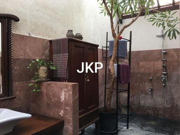 Rumah Cantik Artistik, Asri Bernuansa Etnis Interior Design & Material Jawa China & Belanda.