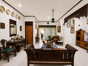 Rumah Asri dengan Lahan Luas Banyak Pohon & Halaman Hijau di Meruyung Limo