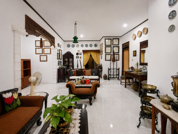 Rumah Asri dengan Lahan Luas Banyak Pohon & Halaman Hijau di Meruyung Limo