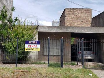 Casa en venta en Isidro Casanova