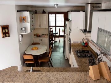 EXCELENTE CASA EN CONDOMINIO SAN BORJA LISTA PARA HABITAR