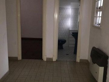 Chalet en esquina de 3 ambientes con dependencia en Catamarca y  Rawson