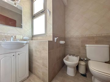 Departamento tipo duplex de 3 ambientes con cochera en Venta en Lanus Oeste
