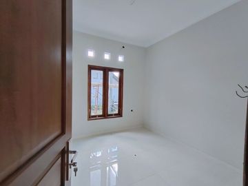 Rumah baru dengan tanah luas dekat Pasar Gentan