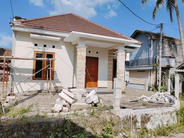 Rumah baru dengan tanah luas dekat Pasar Gentan
