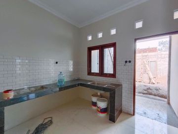 Rumah baru dengan tanah luas dekat Pasar Gentan