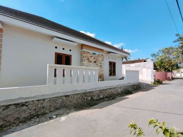 Rumah baru dengan tanah luas dekat Pasar Gentan