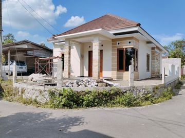 Rumah baru dengan tanah luas dekat Pasar Gentan