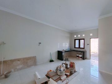 Rumah baru dengan tanah luas dekat Pasar Gentan