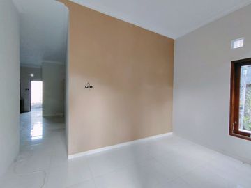 Rumah baru dengan tanah luas dekat Pasar Gentan