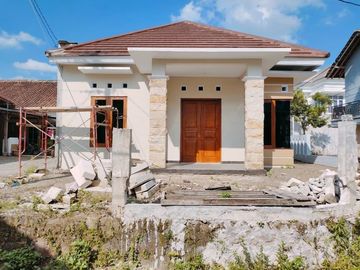 Rumah baru dengan tanah luas dekat Pasar Gentan