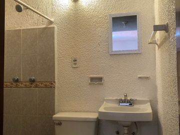 Casa en venta con departamentos para rentar en Jardines de Cerro Gordo solo efectivo